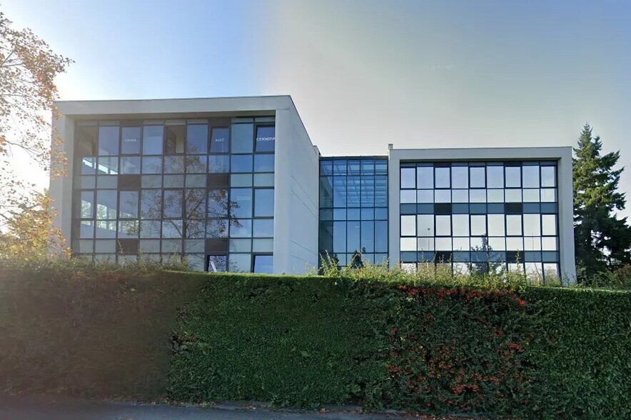 23 Rue Maryse Bastié, Bron à louer - Photo du bâtiment - Image 2 de 2