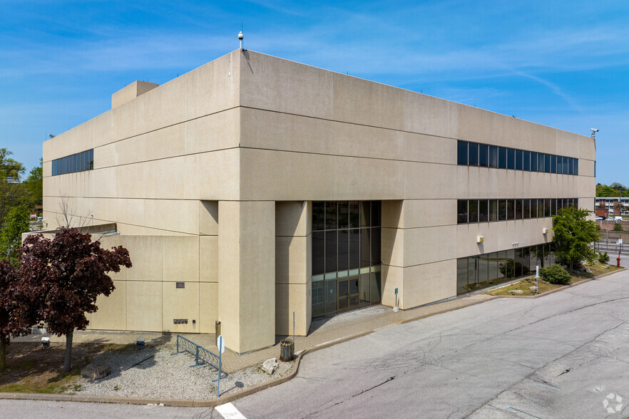 698 Lawrence Ave W, Toronto, ON for lease - Building Photo - Image 1 of 10