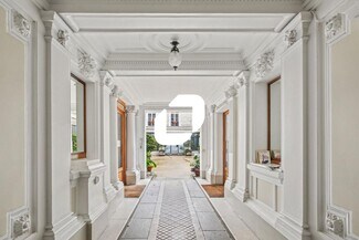 Plus de détails pour Multi-résidentiel à vendre