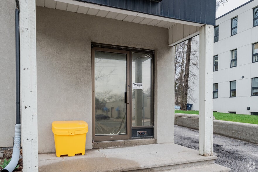 106 Sheppard Ave W, Toronto, ON for lease - Building Photo - Image 2 of 3