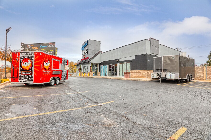 7822 W Capitol Dr, Milwaukee, WI à louer - Photo du bâtiment - Image 3 de 25