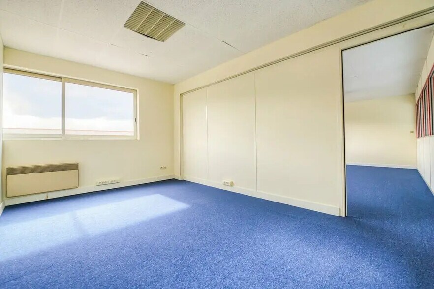 Flex in Ennery for lease - Interior Photo - Image 1 of 5