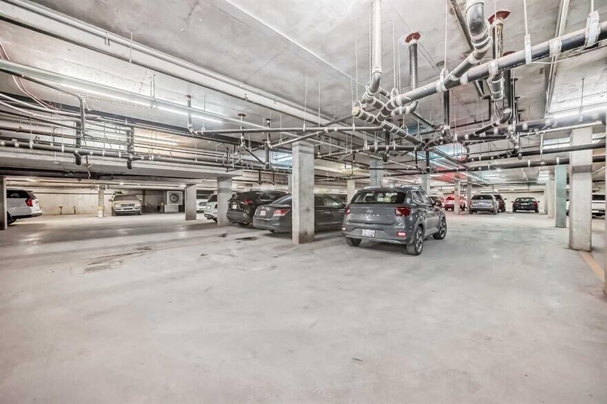 5075 Falconridge Blvd NE, Calgary, AB à louer - Photo du bâtiment - Image 2 de 5
