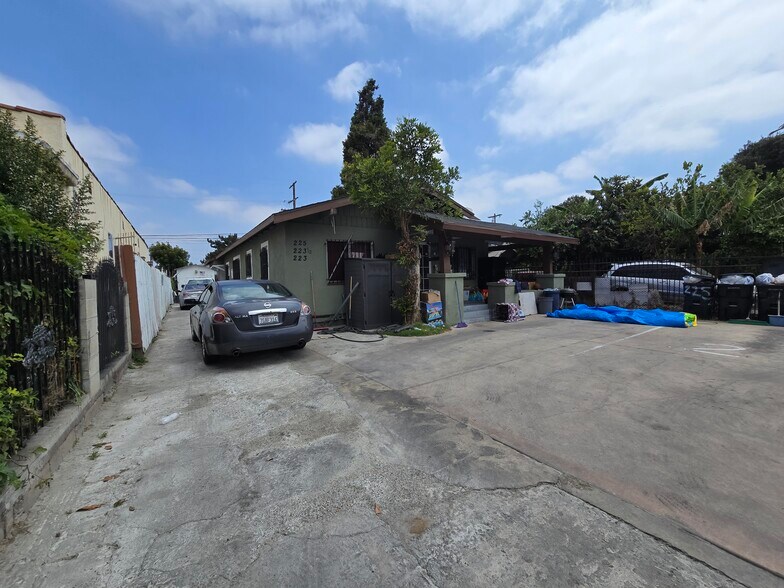 225 E 74th St, Los Angeles, CA à vendre - Photo du bâtiment - Image 2 de 11