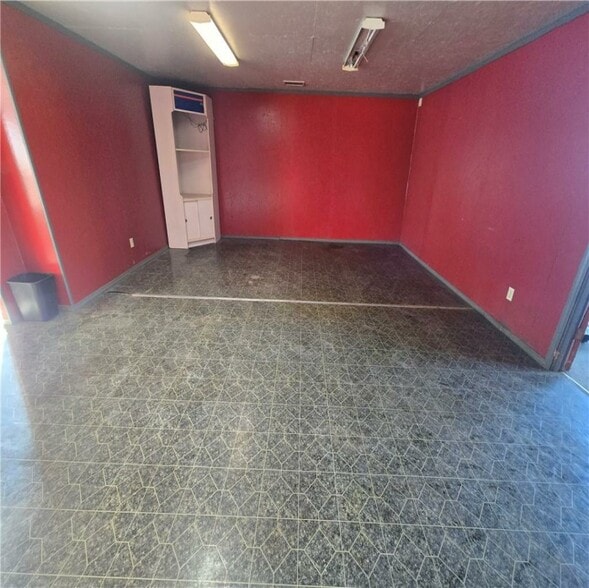 302 N Silver St, Paola, KS for sale - Interior Photo - Image 3 of 14