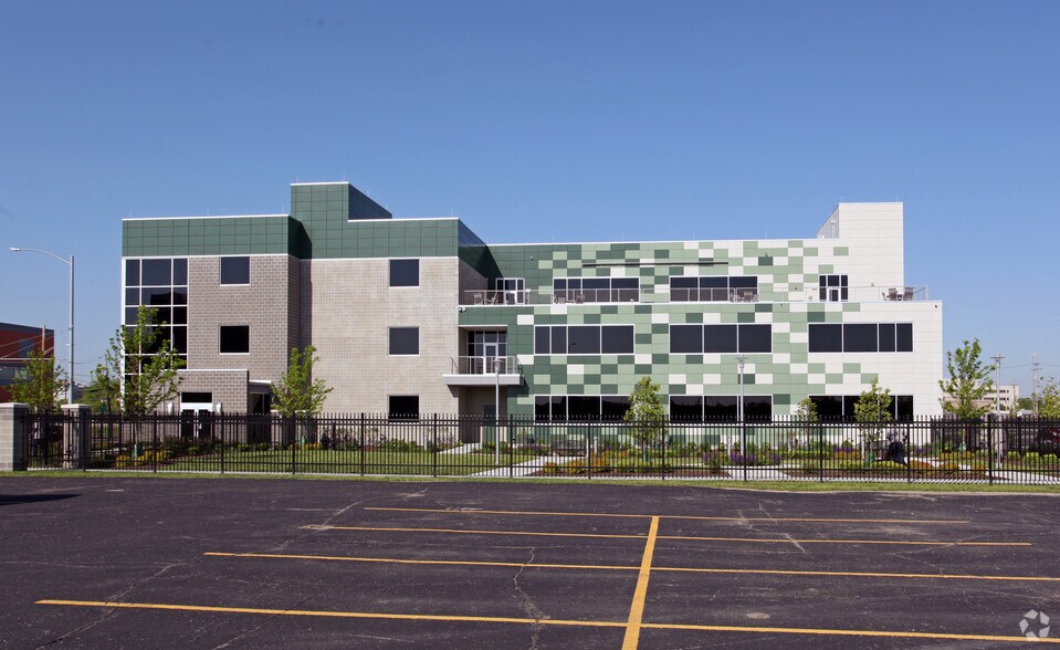 711 E Monument Ave, Dayton, OH à louer - Photo du bâtiment - Image 3 de 14