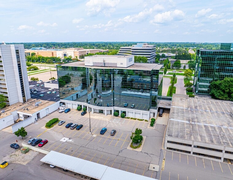 2401 W Big Beaver Rd, Troy, MI for lease - Building Photo - Image 2 of 3