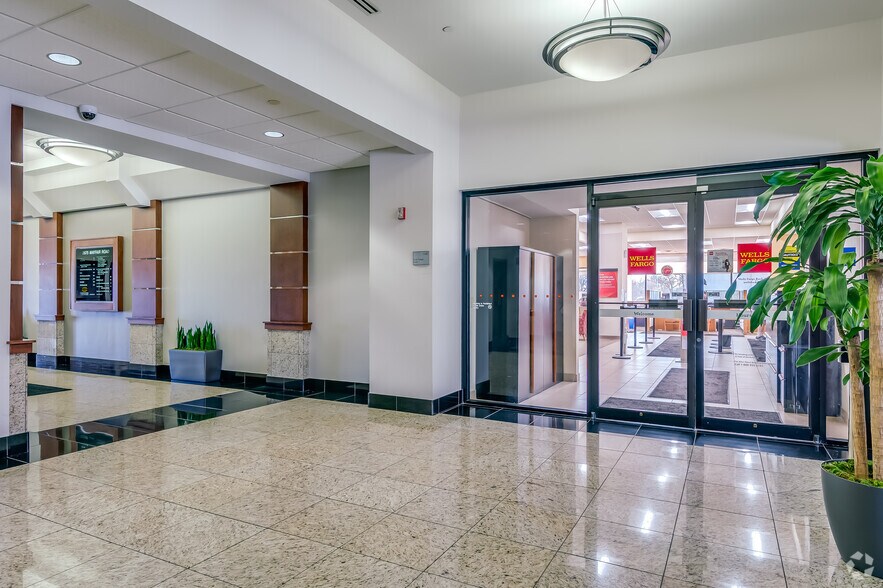2675 N Mayfair Rd, Wauwatosa, WI à louer - Photo intérieure - Image 2 de 35