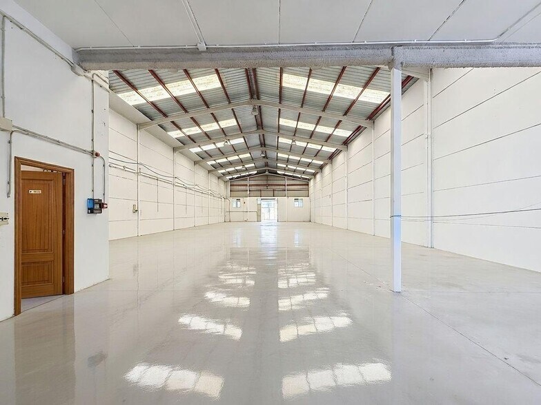 Industrial in Alberic for lease - Interior Photo - Image 2 of 27