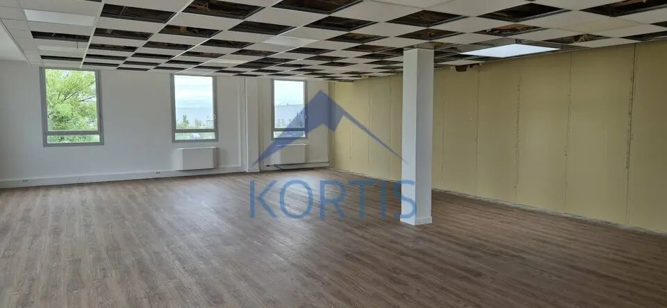 Office in Bron for lease Interior Photo- Image 1 of 7