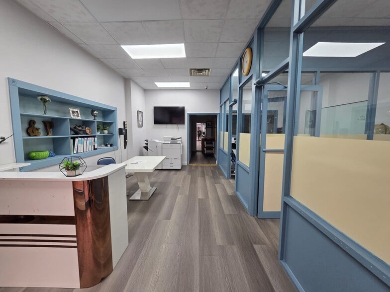 16116-16120 46th Ave, Flushing, NY à louer - Photo du bâtiment - Image 3 de 8