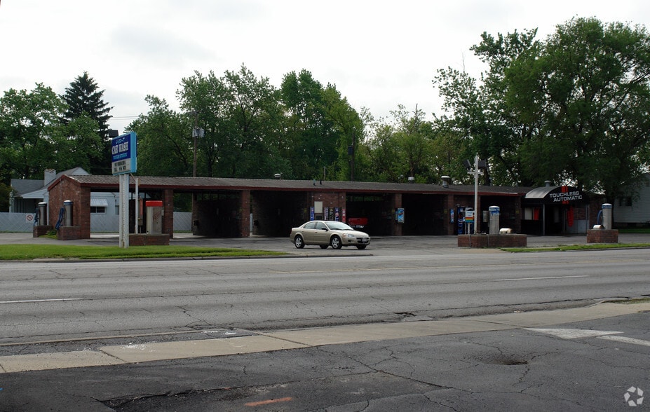 6 Caress Car Washes | Toledo, OH portfolio of 6 properties for sale on LoopNet.ca - Primary Photo - Image 1 of 6