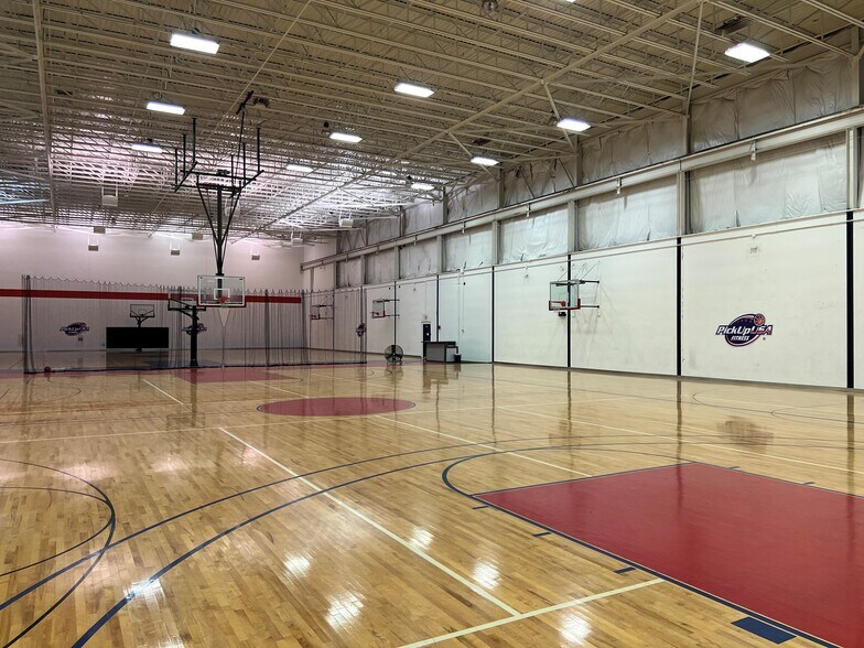 8100 Tyler Blvd, Mentor, OH à louer - Photo du bâtiment - Image 3 de 14