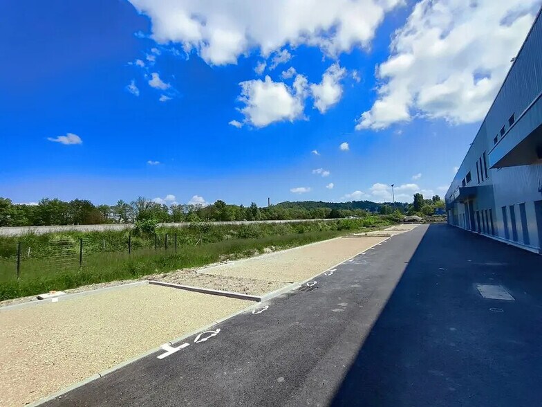 Local d'activités dans Bourgoin-Jallieu à vendre - Photo du bâtiment - Image 3 de 14