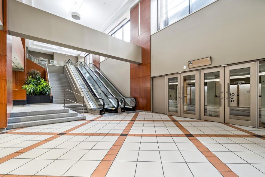 1060 Boul Robert-Bourassa, Montréal, QC for lease - Building Photo - Image 3 of 6