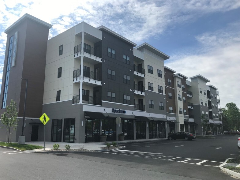 15 Clifton Country Rd, Clifton Park, NY à louer - Photo du bâtiment - Image 2 de 5