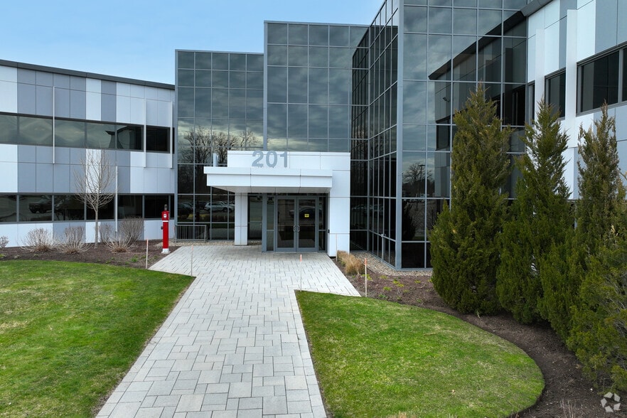 201 Edgewater Dr, Wakefield, MA à louer - Photo du bâtiment - Image 3 de 5