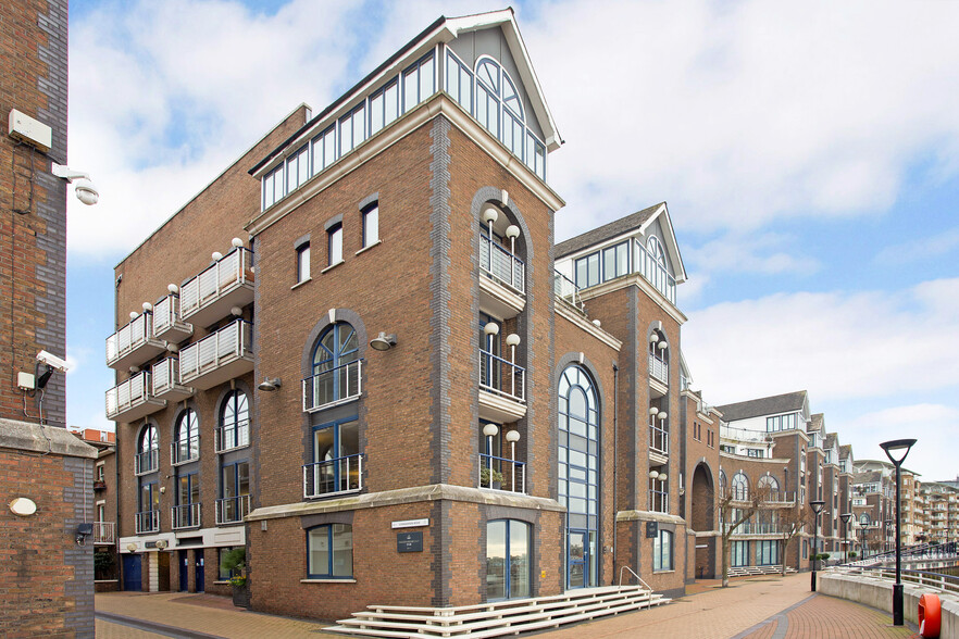 Clove Hitch Quay, London à louer - Photo du bâtiment - Image 1 de 2