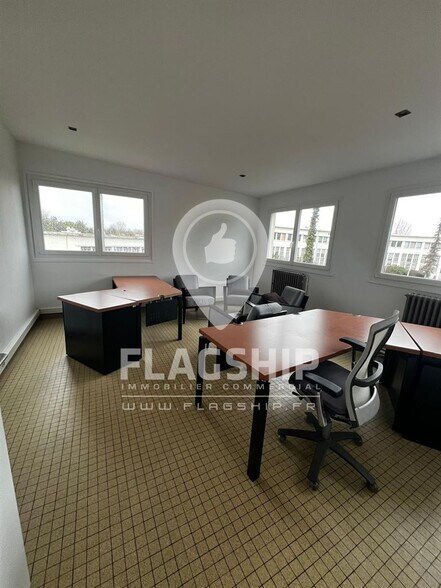Office in Longjumeau for lease - Interior Photo - Image 2 of 10