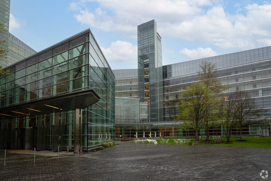 7950 Jones Branch Dr, McLean, VA à louer - Photo du bâtiment - Image 1 de 14