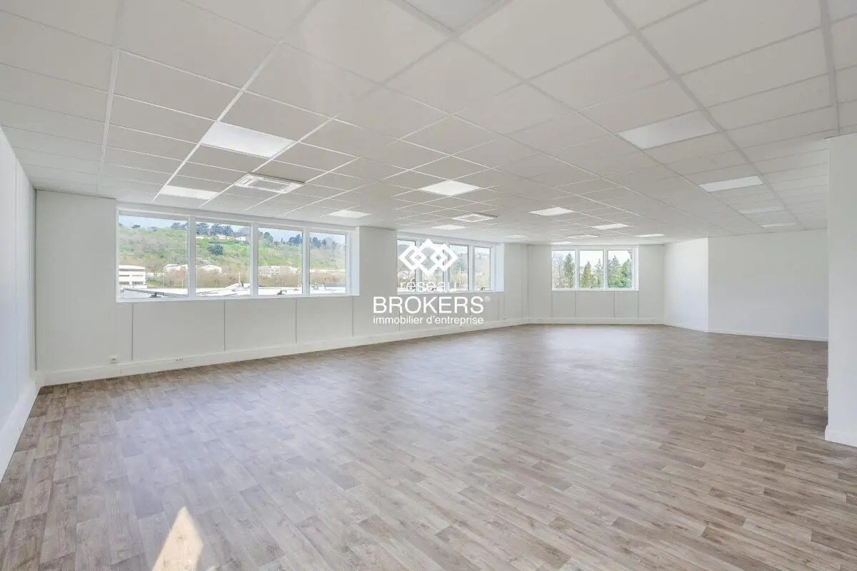 Flex in Saint-Genis-Laval for lease Interior Photo- Image 1 of 4