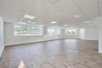 Flex in Saint-Genis-Laval for lease Interior Photo- Image 1 of 4