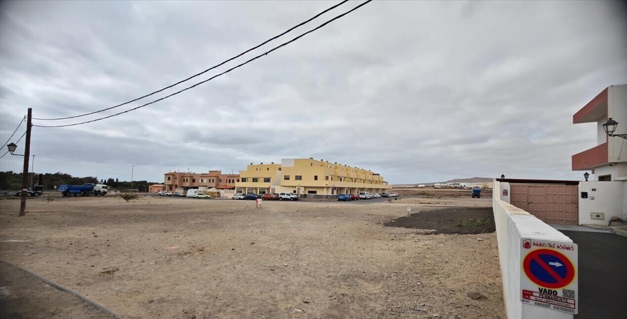 Calle Tabajoste, Puerto del Rosario, Las Palmas for sale Primary Photo- Image 1 of 11