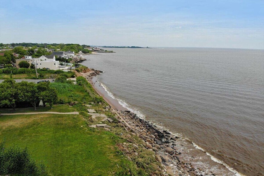 161 Boardwalk Ave, Staten Island, NY à vendre - Photo du bâtiment - Image 3 de 22