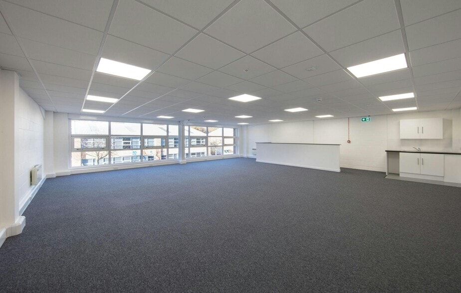 891-895 Plymouth Rd, Slough for lease - Interior Photo - Image 2 of 4