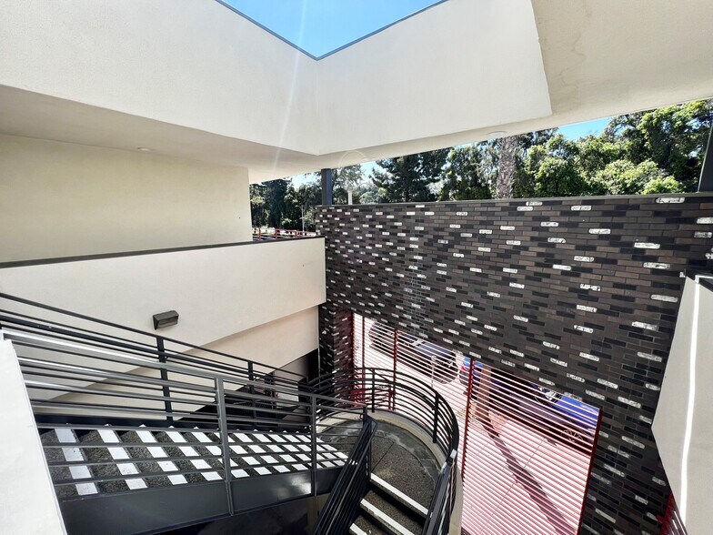 13223 Ventura Blvd, Studio City, CA à louer - Photo du bâtiment - Image 3 de 5