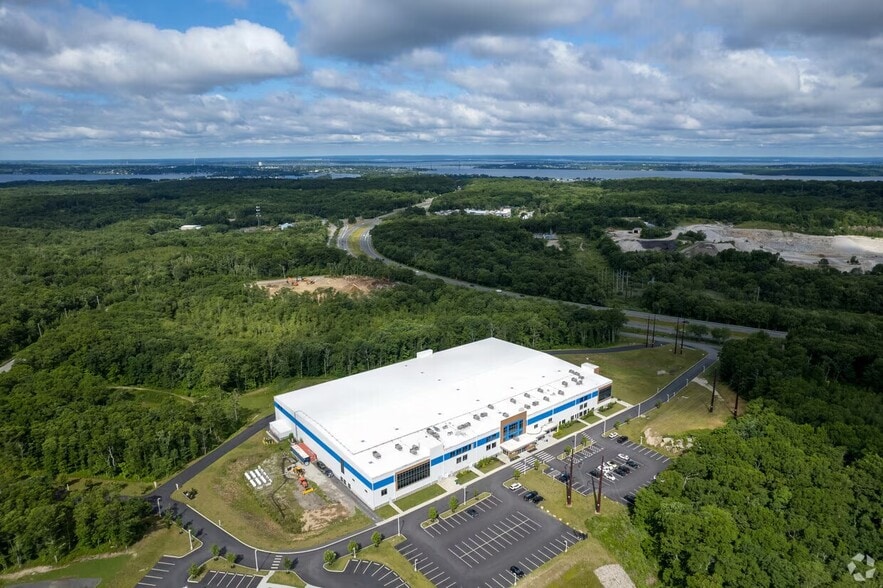 300 Industrial Way, Tiverton, RI for lease - Primary Photo - Image 1 of 2