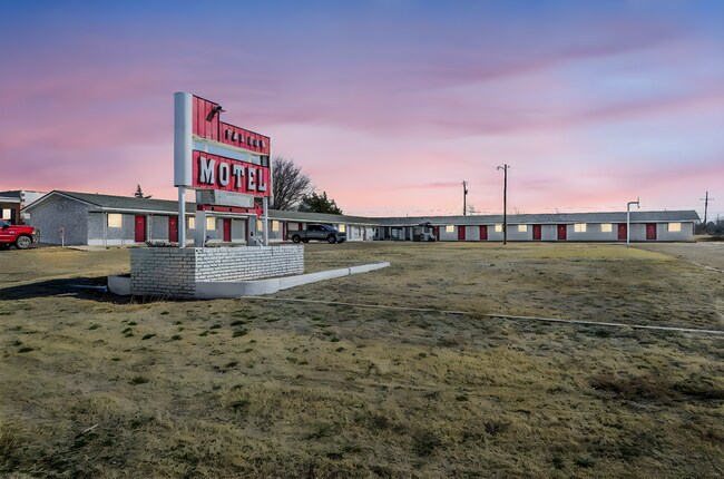 Plus de détails pour Falcon Motel, Stinnett, TX - Services hôteliers à vendre