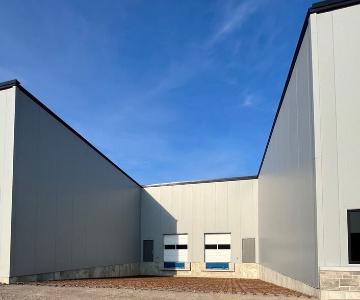 296 University ave, Belleville, ON for lease - Building Photo - Image 3 of 15