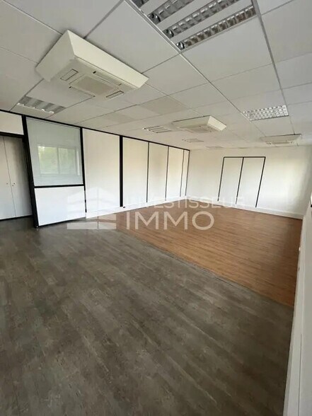 Office in Nanterre for lease - Interior Photo - Image 3 of 5