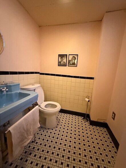 2 buildings, commercial 3 residentials portefeuille de 2 propriétés à vendre sur LoopNet.ca - Photo du bâtiment - Image 3 de 39