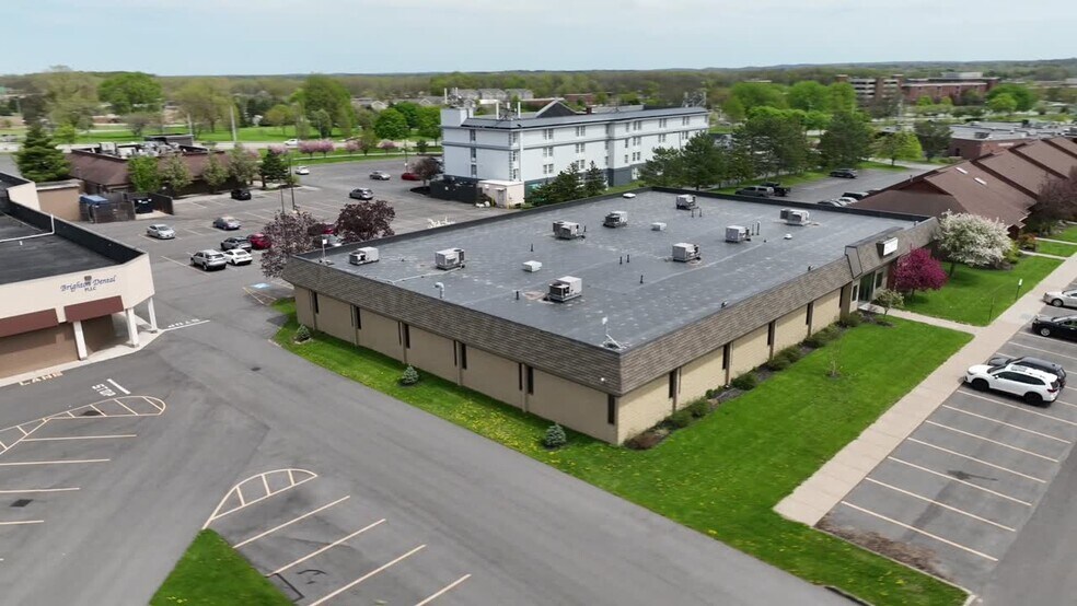 211 Whitespruce Blvd, Henrietta, NY à vendre - Vidéo sur l’inscription commerciale - Image 2 de 4