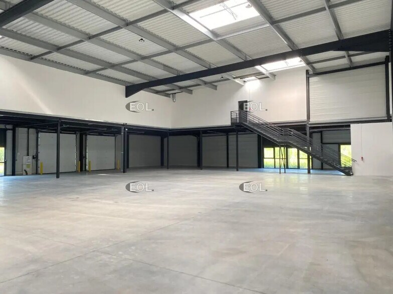 Industriel dans Saint-Laurent-de-Mure à louer - Photo du bâtiment - Image 3 de 19