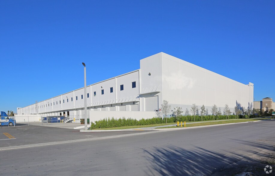 12950 NW 17th St, Miami, FL à louer - Photo du bâtiment - Image 3 de 7