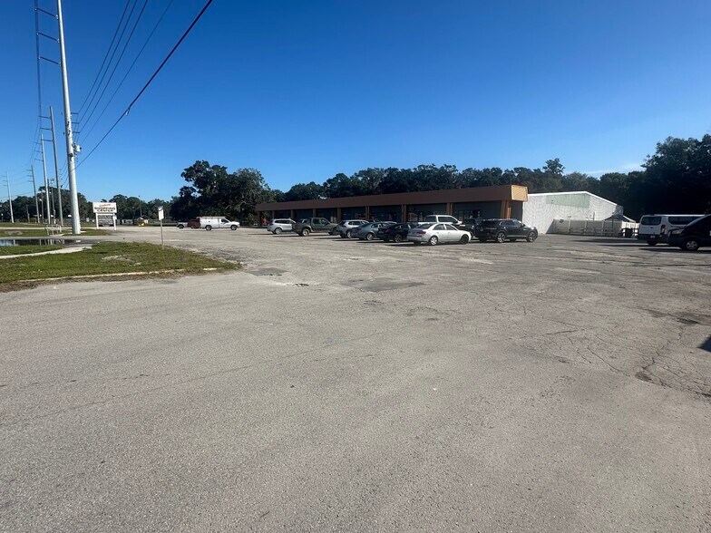 749 S Central Ave, Umatilla, FL à louer - Photo du bâtiment - Image 2 de 5