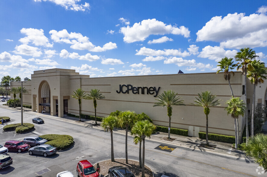 459 Brandon Town Center Dr, Brandon, FL for lease - Building Photo - Image 3 of 15