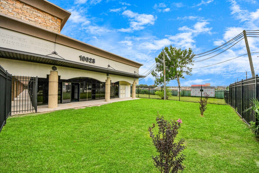 10019 Main St, Houston, TX à louer - Photo du bâtiment - Image 2 de 27