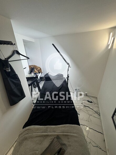 Retail in Paris for lease - Interior Photo - Image 1 of 4