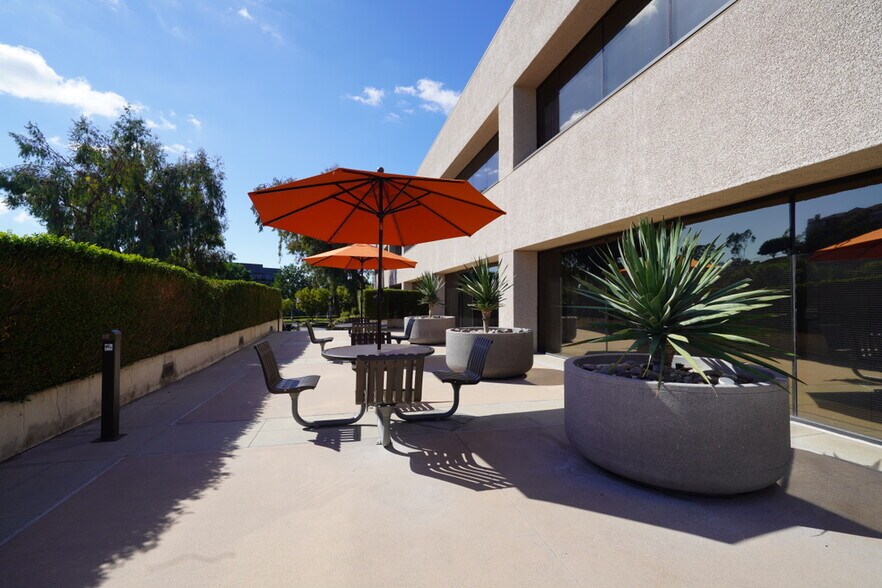 27261 Las Ramblas, Mission Viejo, CA à louer - Photo du bâtiment - Image 3 de 11