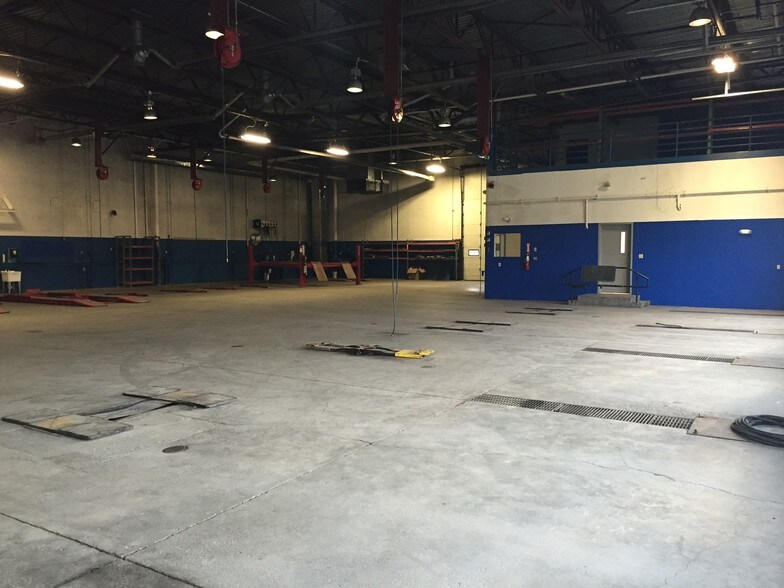 16400 Brooks Loop, Eagle River, AK à vendre - Photo du bâtiment - Image 2 de 11