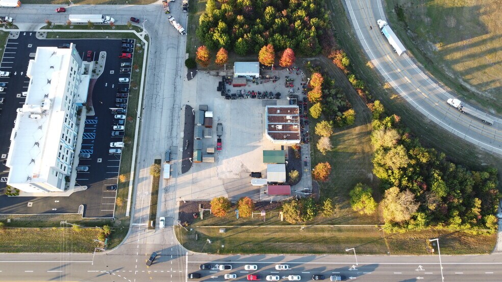 9566 Clark Dr, Rossford, OH for sale - Primary Photo - Image 1 of 8