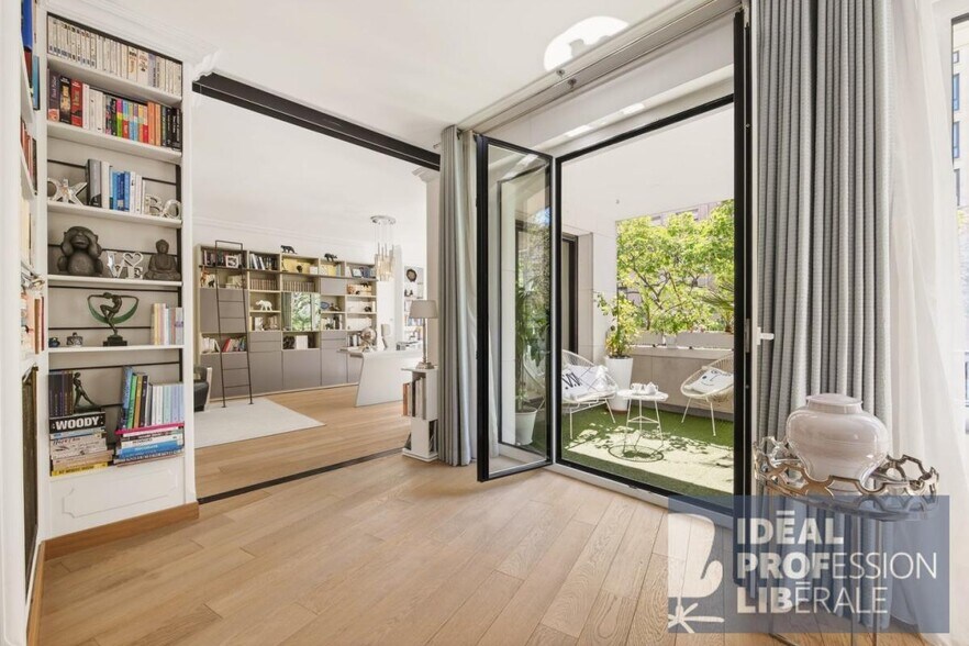 Immeuble residentiel dans Paris à vendre - Photo du bâtiment - Image 3 de 11