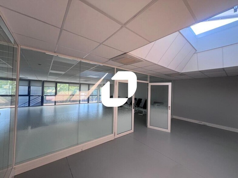 Office in Chelles for lease - Interior Photo - Image 3 of 6