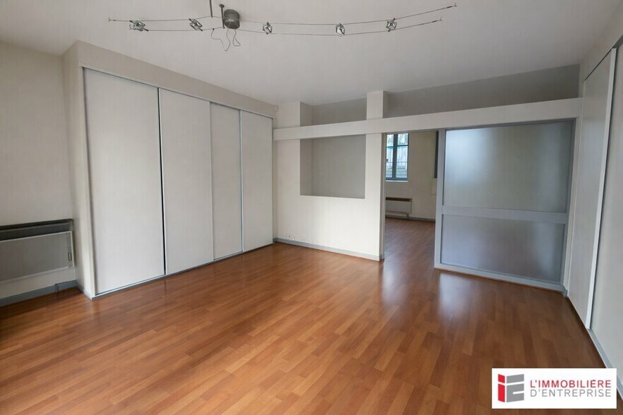 Retail in Rennes for lease - Interior Photo - Image 2 of 4