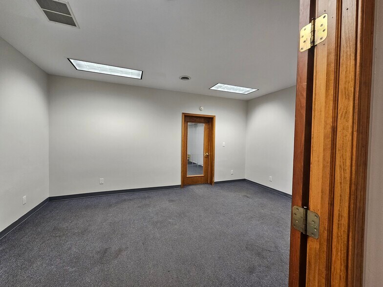3949 N River Rd, Freeland, MI for sale - Interior Photo - Image 3 of 25