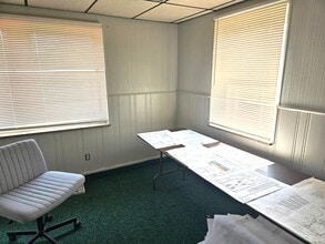 31700 Eight Mile Rd, Farmington Hills, MI for lease Interior Photo- Image 2 of 5